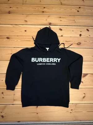 Burberry Hoodie - Svart Burberry Hoodie i storlek S. Använd en eller två gånger men fortfarande som nytt skick. 
