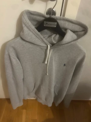 Ralph Lauren hoodie - Säljer denna otroligt feta hoodie, säljer då den inte kommer till någon användning längre, storlek    Xl men sitter som en M