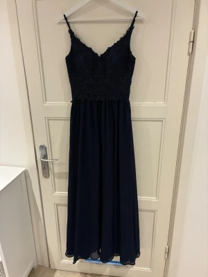 Balklänning, storlek 34 - Säljer min super fina balklänning, inköpt förra våren och använt en gång. Stolek 34. Nypris 1695kr, säljes för 800kr. Skor till, storlek 37, på köpet om du vill🥰