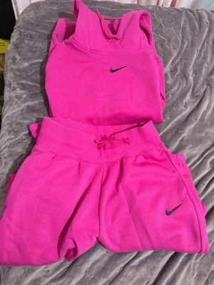 Nike set - Säljer Nike set hoodie med byxor storlek S men passar också M.  Har använt den bara en gång så den är nog nästan helt ny.  Säljer båda två för 1000kr 
