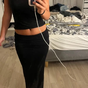 Svart långkjol - Jättefin svart långkjol med slits som passar till allt🥰