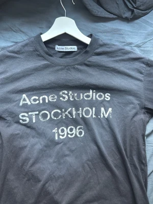 Acne långärmad t-shirt - Skitsnygg svart acne tröja som är i jättefint skick! Strl S. Var lite för stor för mig så vill bli av med den därav priset!