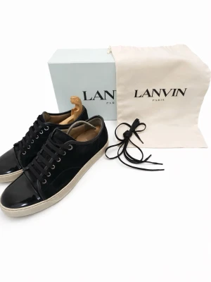 Lanvin svarta  - Säljer ett par lanvins det ingår box extra snören och dustbag kom med frågor 