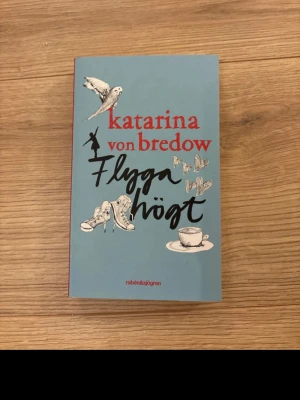 Flyga högt av Katarina von Bredow - Flyga högt är en ungdomsroman av Katarina von Bredow. Boken handlar om vänskap, kärlek och att hitta sin plats i skolan. En avklippt sida pågrund av födelsedagshälsning (första sidan utan text)