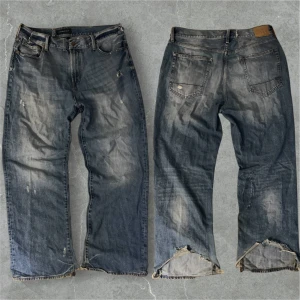 Baggy southpole liknande jeans - Otroligt feta vintage jeans med perfekt passform och wash, de har några hål och lagningar och är slitna vid hälen. De är omsydda lite i midjan. Tveka inte att skriva om du har några frågor eller om du vill ha fler bilder/mått!