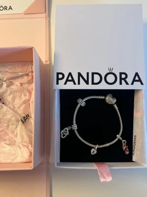 Pandora silverarmband med berlocker - Säljer ett snyggt Pandora armband i silver, tyvärr finns det bara Spider-Man berlocken kvar!! 