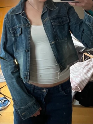 Cropped blå jeansjacka  - Cropped jeansjacka från i klassisk blå denim. Jackan har två bröstfickor. Okänt märke i st M. 🤍🤍