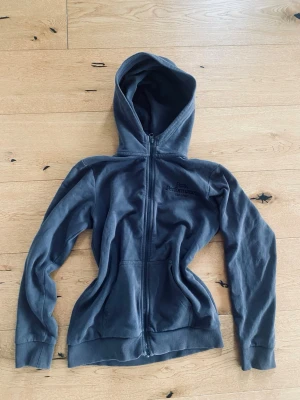 snygg peak performance hoodie💕 - supersnygg mörkgrå peak performance hoodie med fin logga på framsidan💞 den har inga fläckar, hål eller andra defekter och är så gott som ny! storleken är 160, men passar även mig som har xs/s💕 det är bara att höra av dig vid frågor och funderingar, å jag kan tänka mig att sänka priset vid snabb affär!!