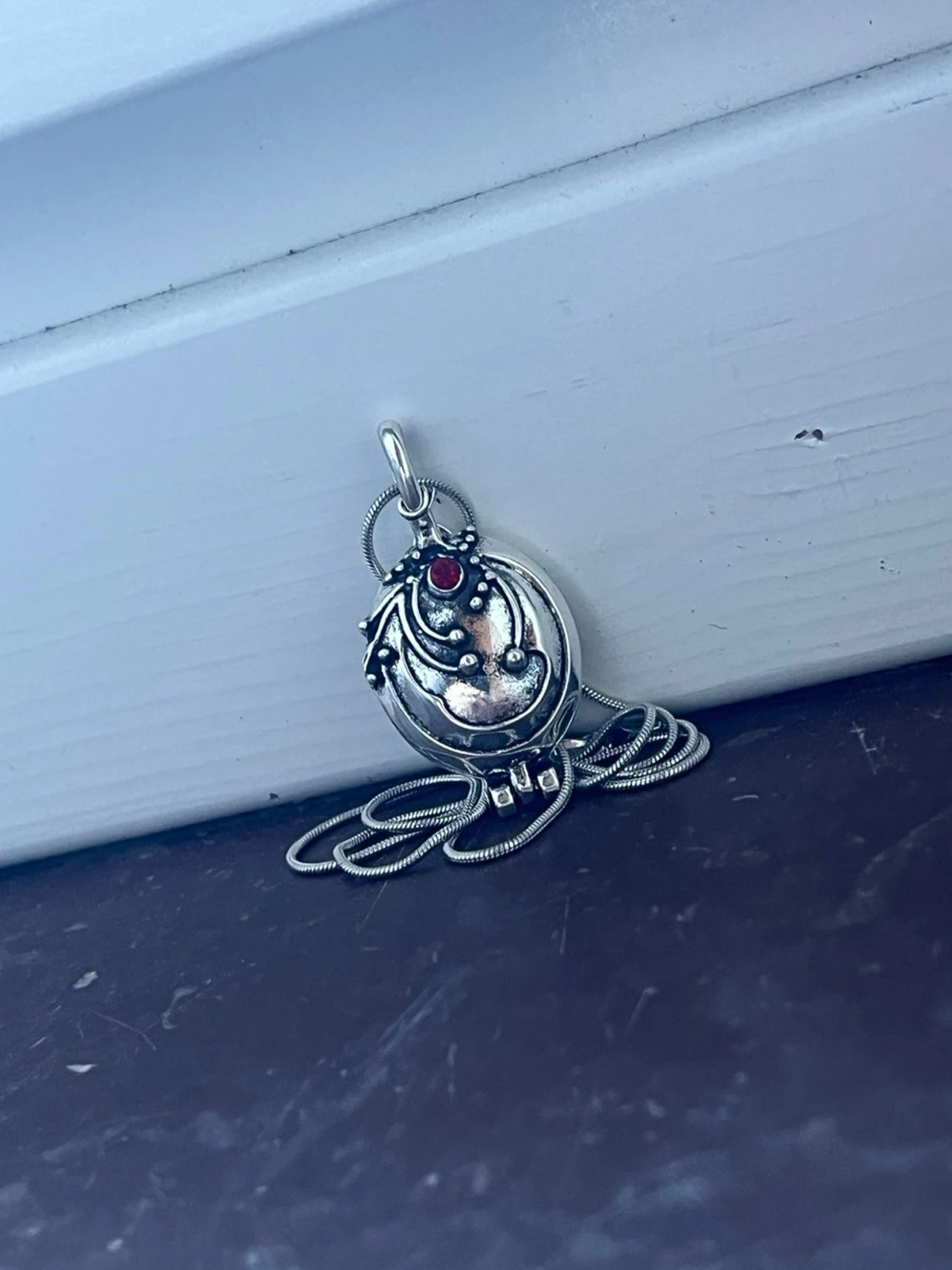 Elena gilbert necklace Silvrigt halsband med röd detalj