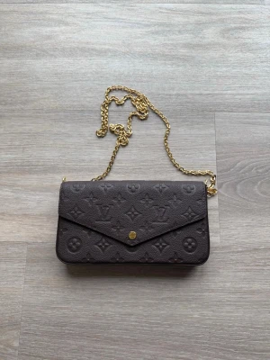 Monogram handväska - Såå snygg handväska i en jättevacker chokladbrun färg. Väskan är helt ny, aldrig använd!🥰