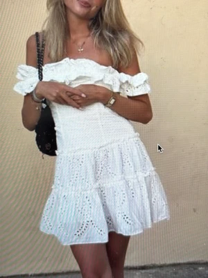 Fin Studentklänning zara - Jättefin slutsåld klänning från Zara. Perfekt till studenten eller likande. Sparsamt använd och inga defekter. Storlek s och normal i passformen.