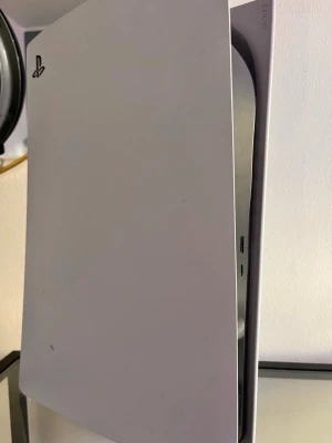 PlayStation 5 spelkonsol vit - PlayStation 5 från Sony med futuristisk design i vit och svart. Konsolen har en slimmad, stående form och är tillverkad i plast med matta och blanka ytor. Utrustad med USB-portar och skivläsare på framsidan. Perfekt för gaming på nästa nivå.