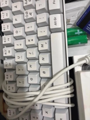 Tangentbord och gamingmus USB - Säljer ett vitt tangentbord med nordisk layout och ett svart gamingmus med USB-anslutning. Tangentbordet har tydliga tecken och kabel, medan musen har en ergonomisk form och diskret logga. Perfekt för gaming eller studier.