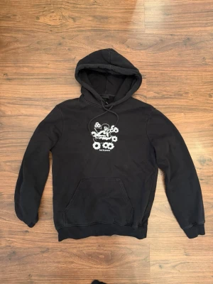 Svart hoodie med tryck och huva - Hm hoodie.