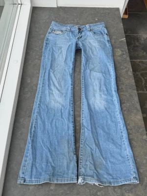 Lågmidjade jeans  - Så snygga jeans som tyvärr inte passar mig och har därför ingen bild på! Midjemått tvärsöver: 39cm Midjehöjd: 18cm Inerbens längd: 82cm🩷 något slitna längst ner men annars i gott skick !