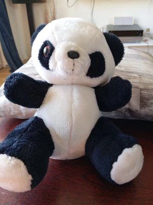 Mjuk panda gosedjur svartvit - Söt panda i plysch med svart och vit färg. Gosedjuret har stora runda ögon, mjuk nos och klassisk pandadesign. Tillverkad i mjukt material och perfekt att krama eller ha som dekoration.