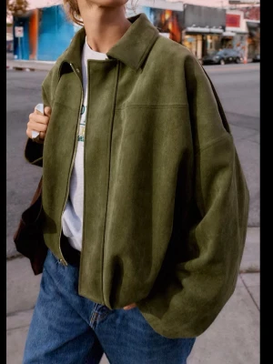 Grön mocka jacka zara - Säljer denna skitsnygga populära Zara jackan!! Knappt använd 