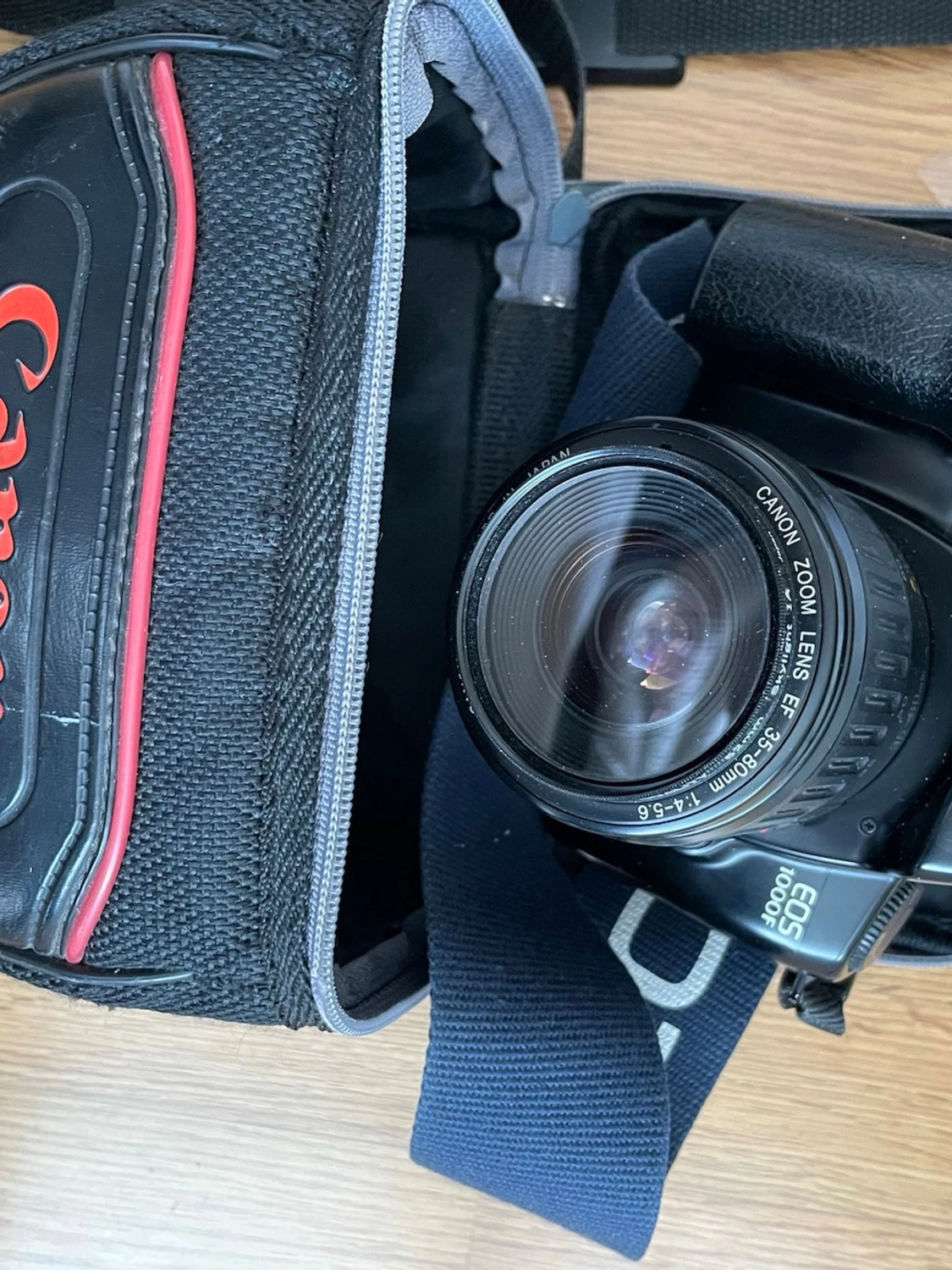 Canon EOS 1000F systemkamera med väska