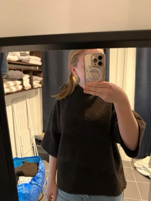 Brun stickad tröja Gina Tricot - Mysig brun stickad tröja från Gina Tricot med rund halsringning och långa ärmar. Tröjan har en enkel, rak passform och ribbade muddar vid halsen. Perfekt för lager på lager och höstiga dagar.