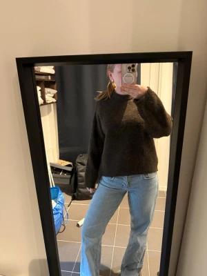 Brun stickad tröja från Gina Tricot - Mysig brun stickad tröja från Gina Tricot i storlek XS. Tröjan har rund halsringning, lång ärm och är gjord i ett mjukt, fluffigt material som passar perfekt för kyligare dagar.