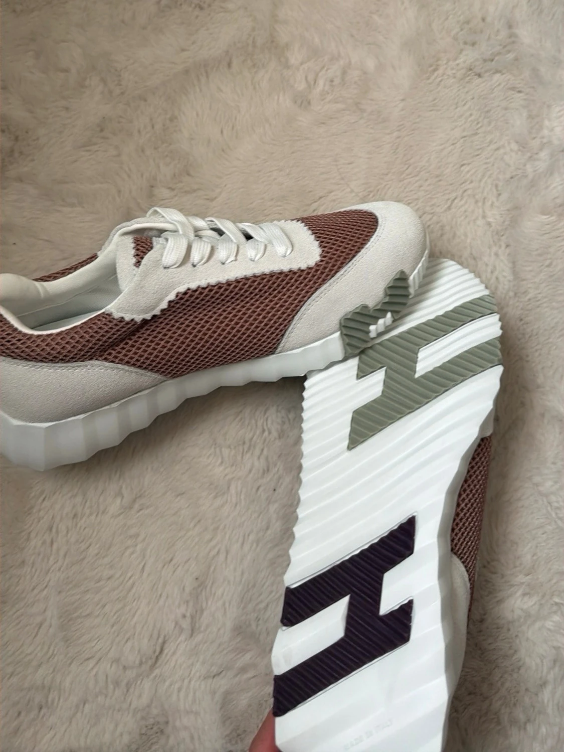 Bruna och vita sneakers 