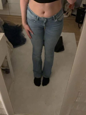 Ljusblå bootcut jeans  - Ljusblå bootcut jeans. Köpta från lager 157 i strl xs. Jeansen har inga synliga defekter 