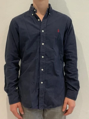 Mörkblå skjorta från Ralph Lauren - Ralph Lauren skjorta || Storlek M (slim fit) || Skjortan är i bra skick || Modellen på bilden är 170cm och väger 62kg || Tveka inte på att höra av dig vid frågor eller funderingar 