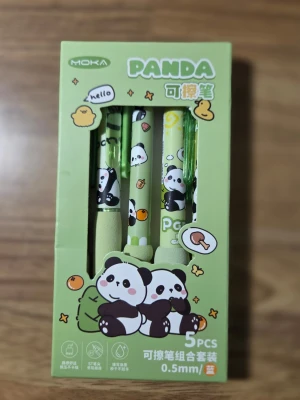 Söta panda-pennor 5-pack - Set med fem Gelpennor iljusgröna med gulliga panda-motiv och olika mönster. Pennorna har mjuka grepp i skumgummi och 0,5 mm spets. BLÅ Perfekt för dig som gillar söta skrivsaker och vill ha något unikt till jobbet el skolan 