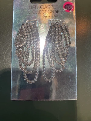 Örhängen  - Hej jag säljer ett par helt nya örhängen och ett nytt halsband. Köp gärna!