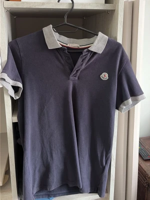 ÄKTA! Moncler pike 170cm - Säljer denna moncler pike som är i storlek 170/16 år. Den är såklart äkta utan box. Hör av er för mera frågor eller bilder:)) 