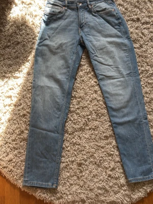 Ijus blå Vailent jeans - Säljer ett par sprill nya jeans från carlings( vailent) använda typ 2 gånger, säljer eftersom dem inte används och för små. Storlek w30 L30 modell slim