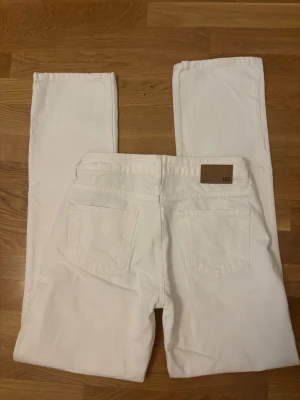 Vita raka jeans från Lager 157 - Säljer ett par klassiska vita jeans från Lager 157 med rak . Perfekta för en clean och fräsch look. Knappt använda och perfekta för våren och sommaren!