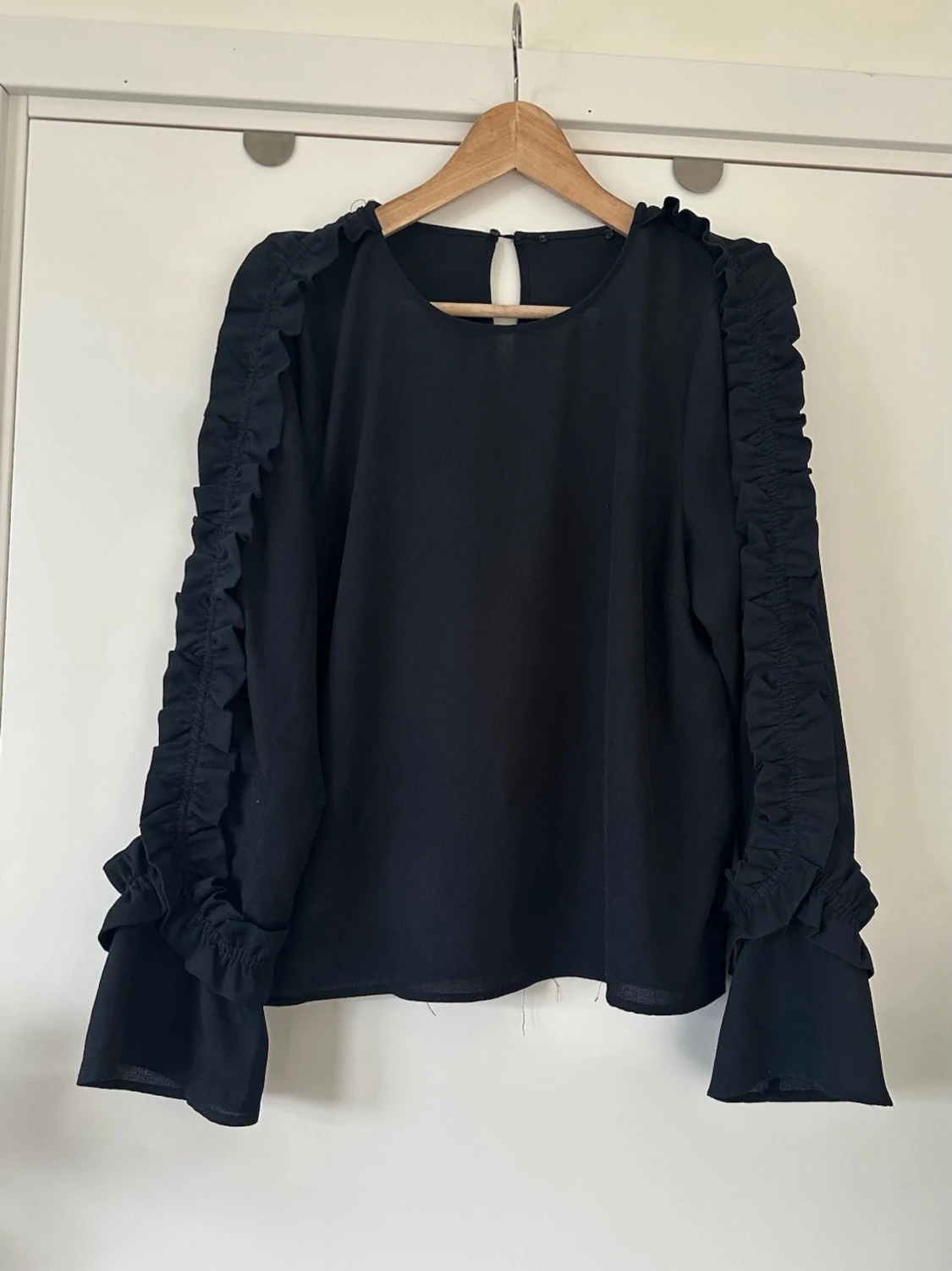 MCD Marinblå  blus med volangärmar, storlek M - 6