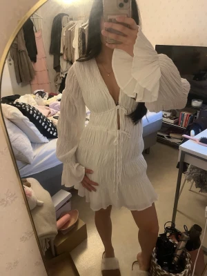 NAKDxMoa Matsson vit klänning  - Säljer denna superfina vita klänningen från NAKDs kollektion med Moa Matsson som är slutsåld i storlek 34, perfekt för student eller midsommar!💕💕Nypris 699kr