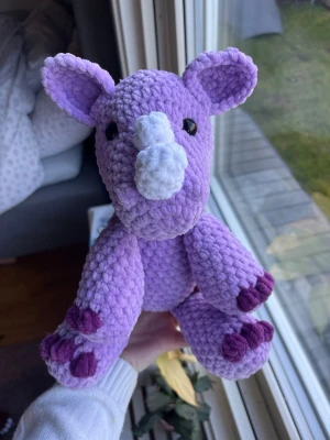 Virkad lila noshörning💜 - ‼️Beställning‼️Virkad lika noshörning, vänligen köp ej om du inte är beställaren, tack!☺️🩷🦏