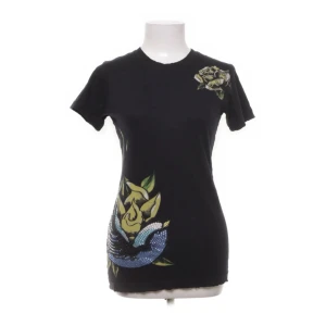 Affliction tshirt  - Unik tshirt med rhinestones från Afflictions kollektion ”Sinful”. Köpt 2013 i USA.