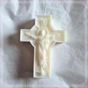 Vit korsformad ljus med Jesusmotiv - Unik vit ljus i form av ett kors med Jesus på. Perfekt som dekoration eller till speciella tillfällen.