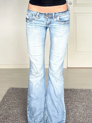 Jeans - Midjemått: 39cm rakt över, innerbenslängd: 80cm 💗