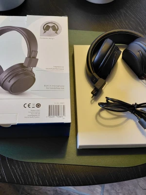 Svarta trådlösa hörlurar Andersson - Nästan nya Wereless Headphones Snygga svarta trådlösa hörlurar från Andersson med vikbar design och inbyggd mikrofon. Hörlurarna har mjuka öronkuddar och justerbart huvudband. Perfekta för musik och samtal via Bluetooth. Laddningskabel medföljer.