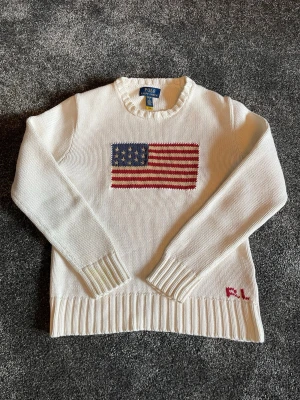 Ralph Lauren USA Flag tröja - Hej säljer denna sjukt snygga Ralph lauren tröjan som passar perfekt för dig som är 160-175. Den har en liten missfärgning på höger arméns baksida men det är något man ej tänker på vid bruk. 