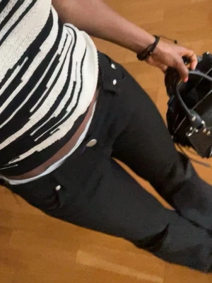 Svarta Victoria Beckham jeans - Säljer ett par svarta jeans med utsvängda ben och synliga knappar framtill. Storlek 27/35 jag är 162 och dom passar perfekt i längden. Man kan säga att det är storlek xs/s. Lite slitna nertrampade längst ner (se bild 5) men syns inte när man har på sig dom. PRISET GÅR ATT DISKUTERA!!!