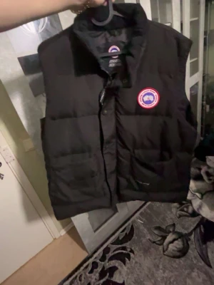 Svart Canada goose väst - Lite använd Canada goose väst som är perfekt till våren och sommaren