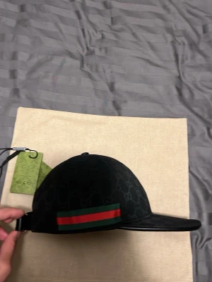 Svart keps från Gucci med GG-mönster - Gucci keps storlek M bästa sommar kepsen svart dust bag tags medföljer hör av dig vid ytligare frågor! 👍går att fixa andra färger och modeller hör av dig isf! 