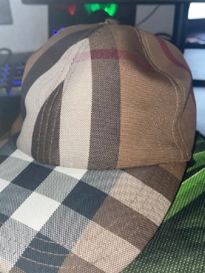Burberry keps med klassiskt rutmönster - Säljer en snygg keps från Burberry( 2024 modellen) med det ikoniska beige, bruna och svarta rutmönstret. Kepsen har böjd skärm och justerbart spänne bak. Materialet är slitstark bomull och bak på kepsen finns Burberrys logga broderad i svart.