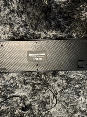 Xtryf svart tangentbord med sladd - Säljer ett svart tangentbord från xtryf med kabelanslutning. Tangentbordet har klassisk layout med numerisk del och tydliga vita tecken på knapparna. Tillverkat i plast och har utfällbara stöd på undersidan för justerbar vinkel.