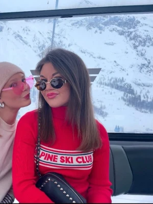 Röd stickad tröja Alpine Ski Club - Snygg röd stickad tröja med vit och röd text på bröstet. Tröjan har polokrage, långa ärmar och vita ribbade muddar vid ärmslut. Perfekt för kalla dagar i fjällen eller till vardagslooken.