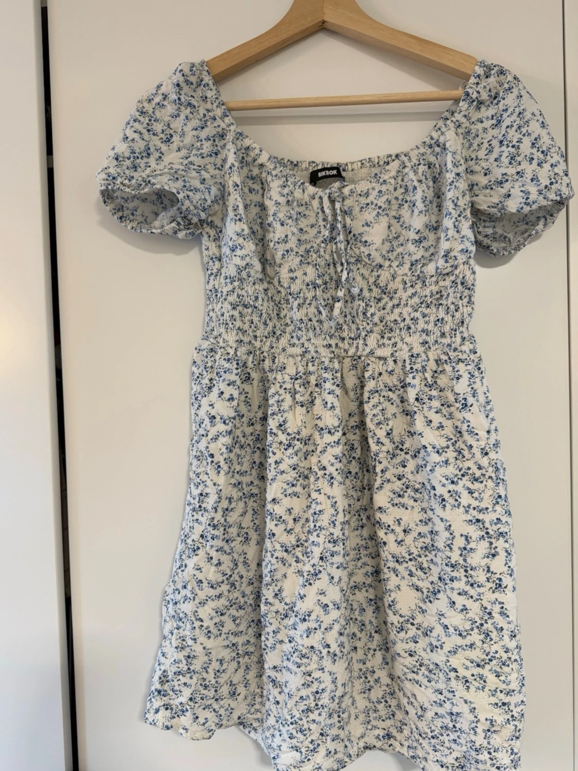 Blommig kort klänning från Bik Bok