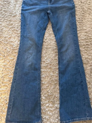 Blå bootcut jeans💕 - Säljer ett par klassiska blå bootcut jeans med midrise midja😊