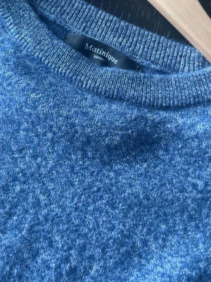 Blå stickad tröja från Matinique - Mysig blå stickad tröja från Matinique med rund halsringning och ribbade muddar. Tröjan har en enkel och stilren design som passar perfekt till jeans eller chinos. Materialet ser mjukt och bekvämt ut, perfekt för kyligare dagar.