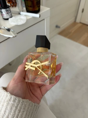 YSL parfym  - YSL parfym köpt från kicks. Den är sparsamt använd då doften är lite väl stark för mig. 